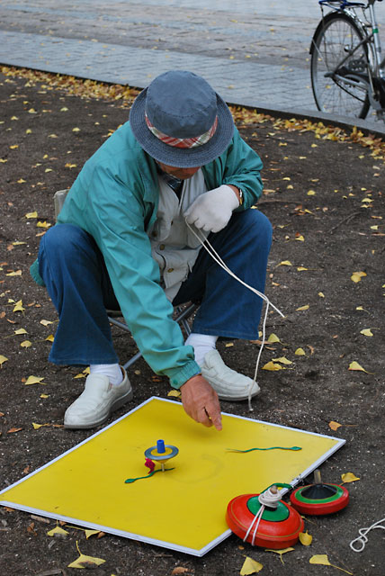 広島の公園にいたおっちゃんのヤバすぎるコマさばき