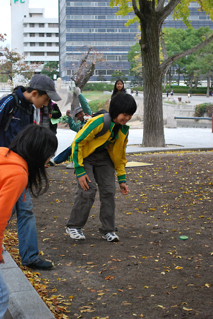 おっちゃんのコマさばきに喜ぶ子供たち